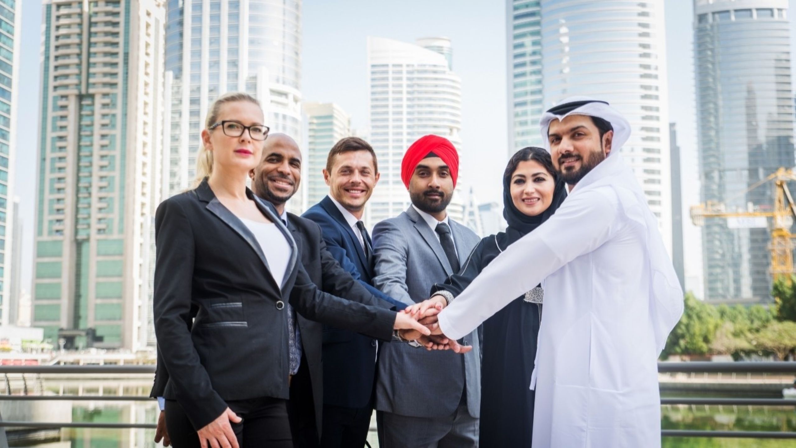 Profesionales empresariales indios y del Golfo estrechándose la mano, representando la creciente asociación comercial y de inversión entre la India y el CCG en 2026