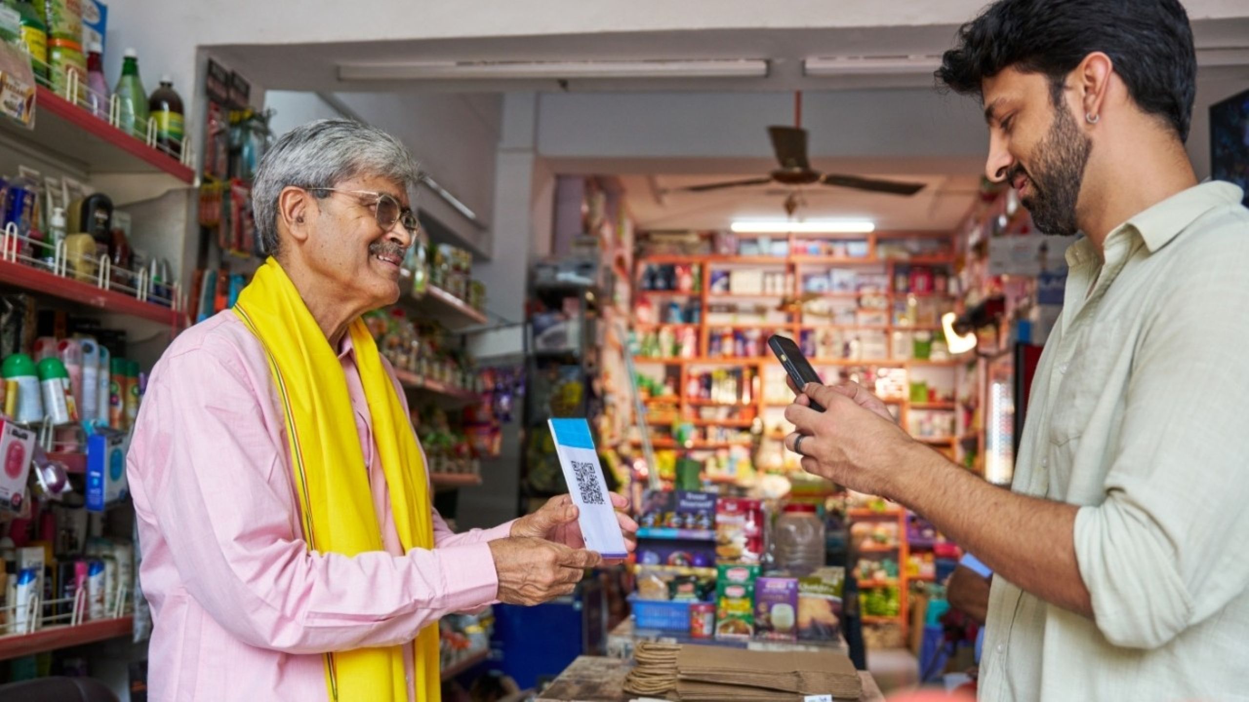 Vendedor callejero indio aceptando pago digital UPI mediante escaneo de código QR representando la revolución fintech de la India en 2026
