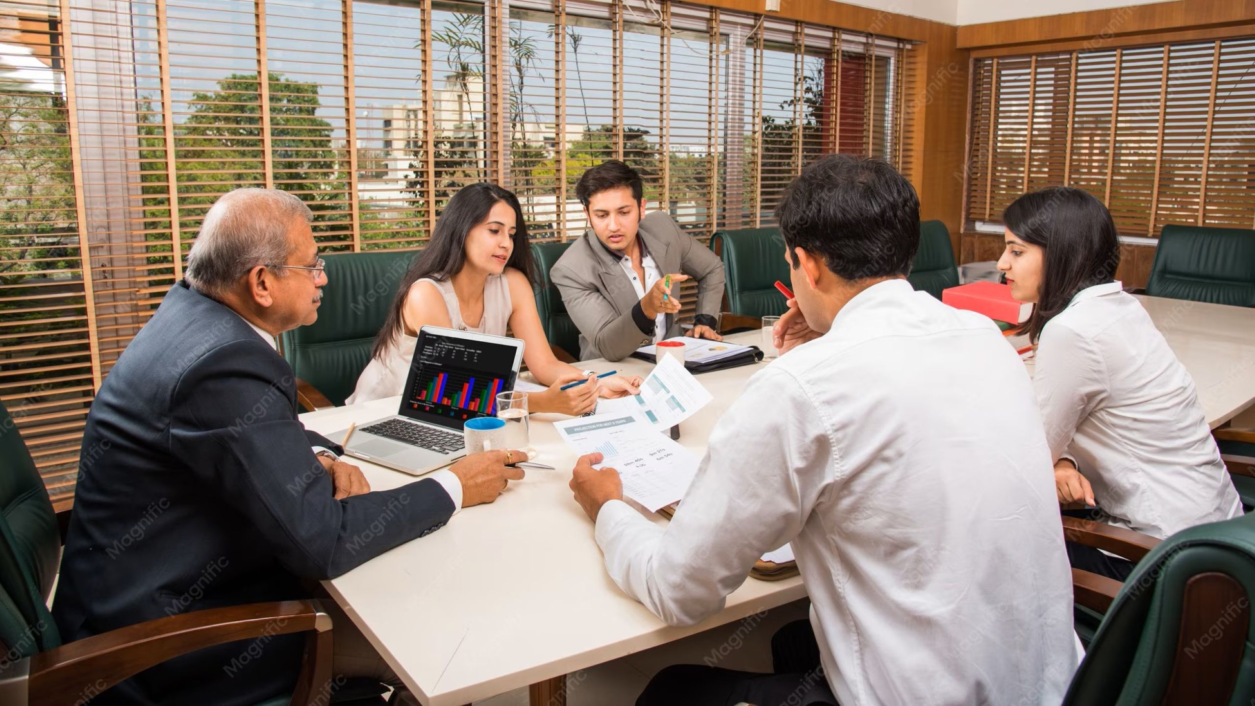 Fundadores de startups que trabajan en un centro tecnológico de Bengaluru atrayendo financiación de capital de riesgo en la India 2026