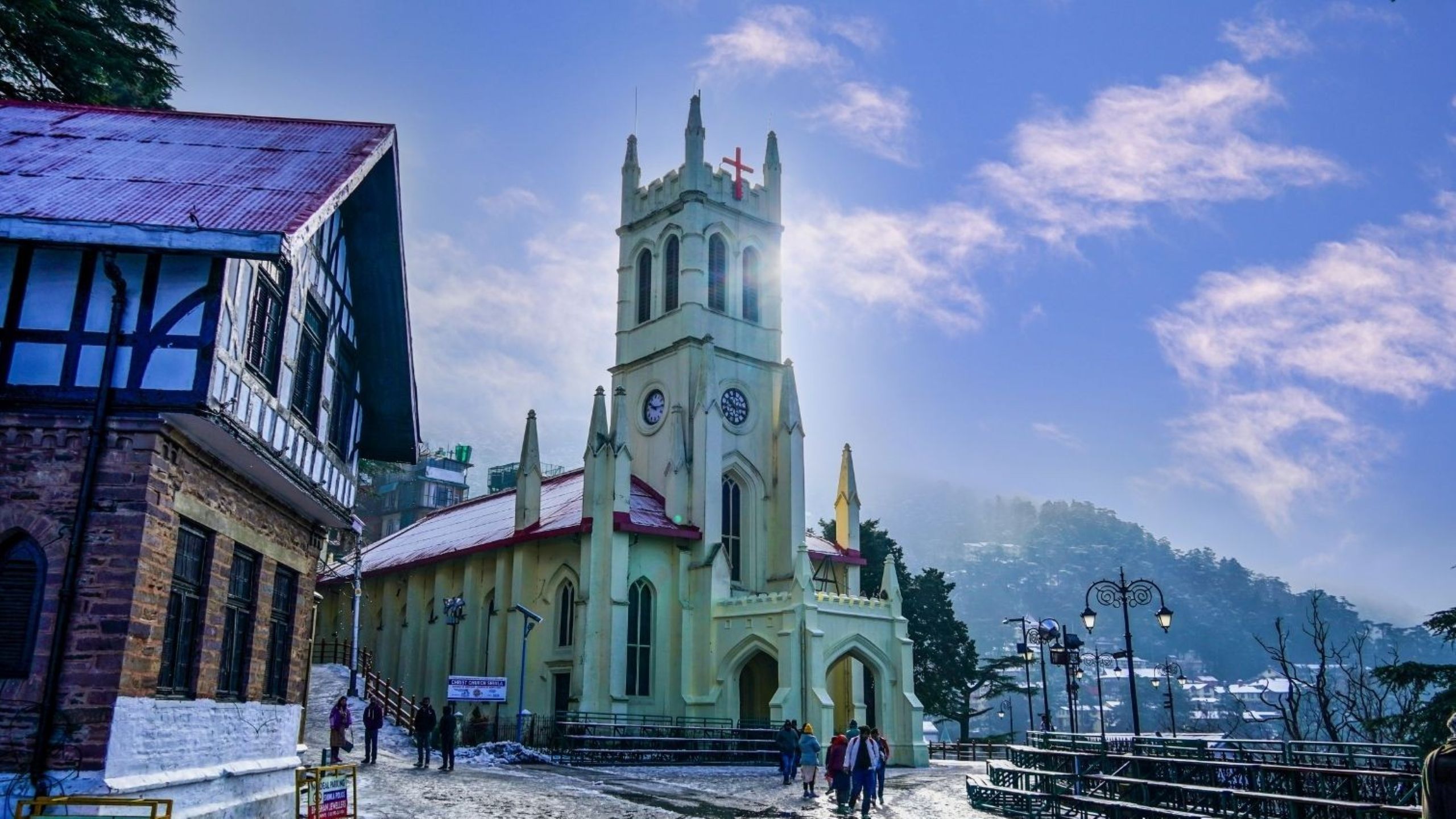 Turistas caminando por Mall Road en Shimla una de las estaciones de montaña más populares de la India para viajes de verano 2026