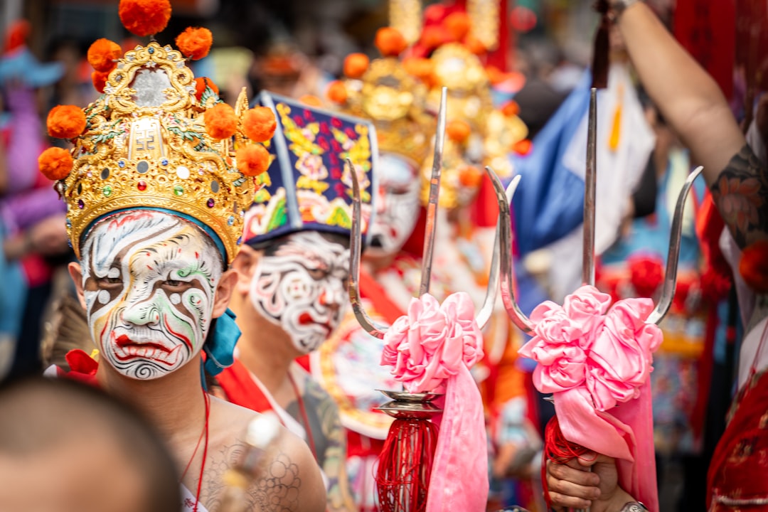 Un monje con una máscara ornamentada actúa durante el Festival Hemis en el patio del monasterio en Ladakh