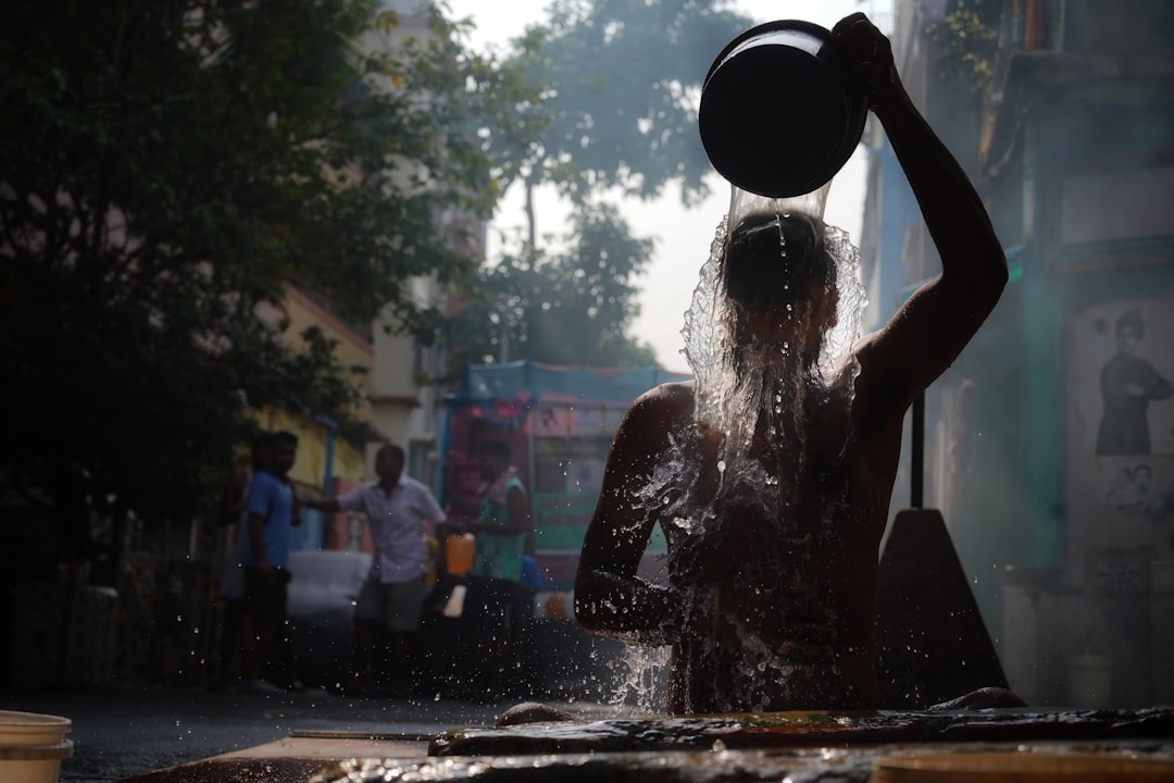 Una mujer india joven tocando su cabello encrespado por el monzón después de salir a la lluvia en una mañana húmeda de junio