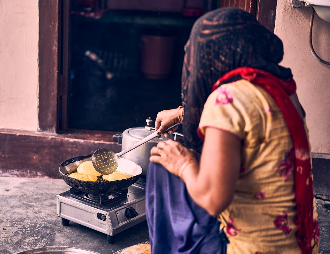Une femme prépare une ragi dosa traditionnelle, l'un des plats de petit-déjeuner les plus populaires naturellement sans gluten.
