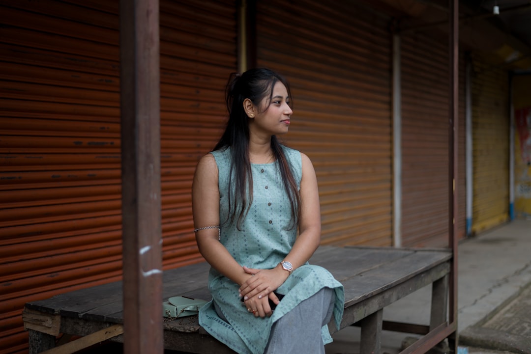 Une femme indienne vêtue d'un kurta respirant en lin démontre pourquoi les tissus éthiques sont le meilleur choix pour la saison de mousson humide de l'Inde.