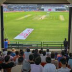 Un fanático del críquet indio con camiseta azul celebrando un límite durante la serie ODI India vs Inglaterra