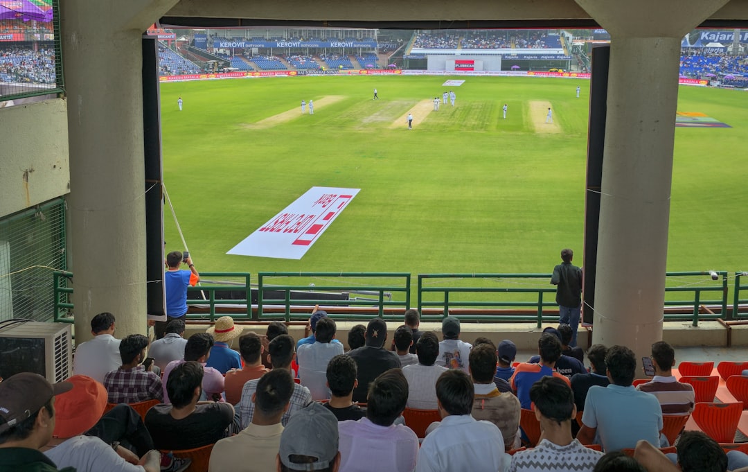Un fanático del críquet indio con camiseta azul celebrando un límite durante la serie ODI India vs Inglaterra