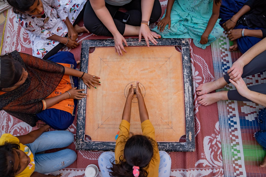 Una abuela enseña a su nieto cómo jugar juegos tradicionales indios en un tablero de madera en casa