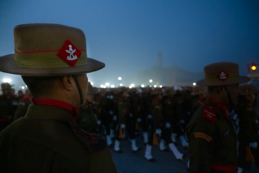 Un soldado indio permanece firme durante una ceremonia conmemorativa de Kargil Vijay Diwas en Ladakh