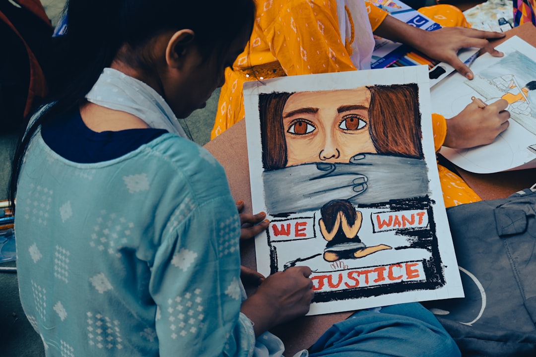 Jóvenes seguidores del partido Cockroach Janta sostienen carteles en una protesta en Nueva Delhi exigiendo una reforma de los exámenes