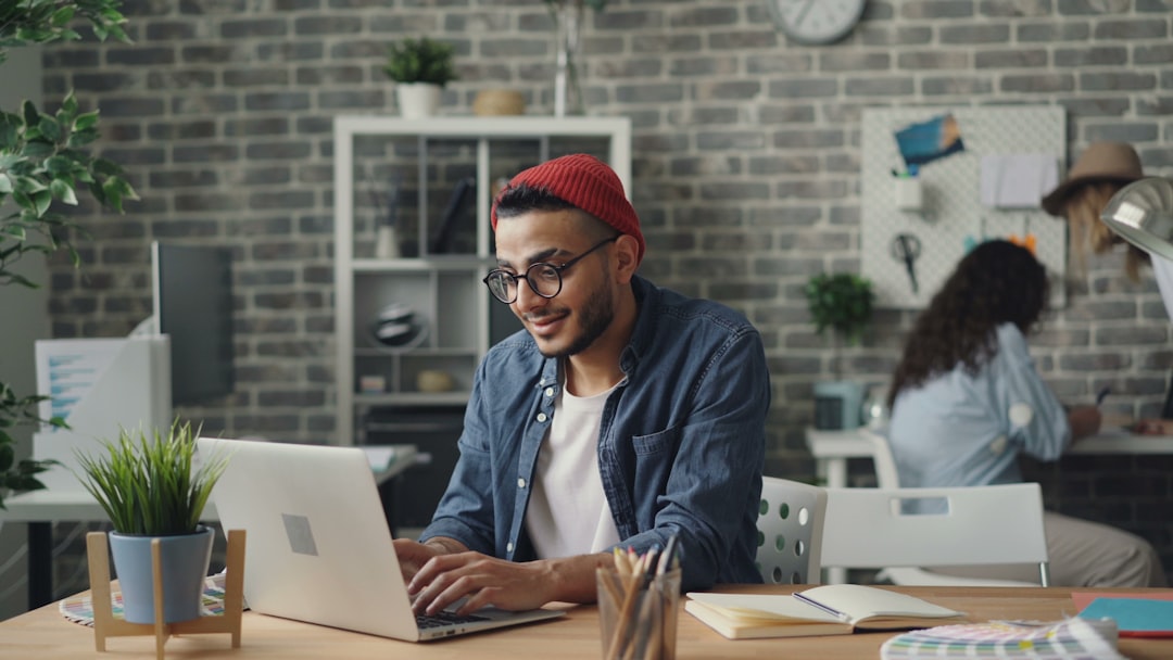 Um jovem empreendedor trabalha em um espaço de coworking, representando o aumento do financiamento de startups nas cidades de nível 2 da Índia