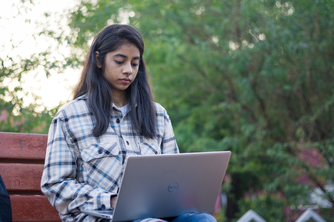 Una mujer india joven estudia en su computadora portátil, representando a la generación del dividendo demográfico de la India preparándose para el futuro.