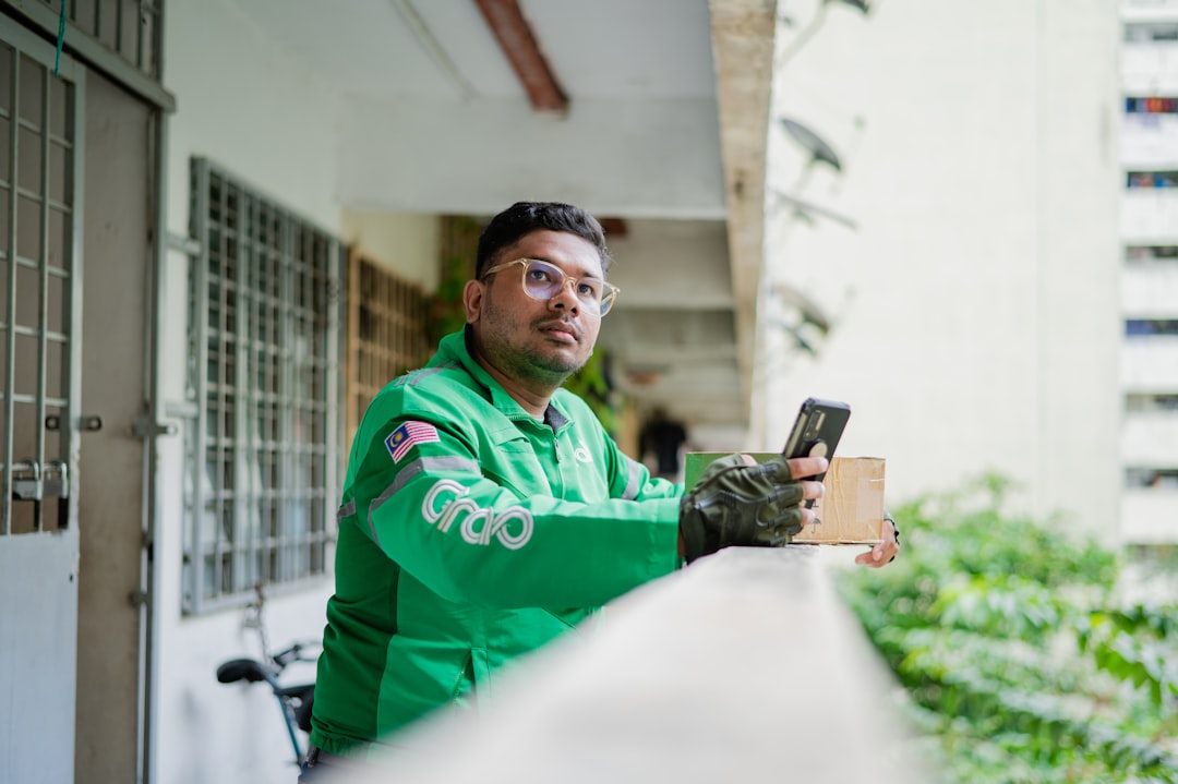 Um jovem indiano navega em uma plataforma de entrega de comida em seu smartphone, refletindo o aumento na demanda por entrega de comida.