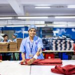 Un emprendedor de origen indio revisa muestras de telas antes de la temporada de compras festivas en una tienda de textiles de Singapur.