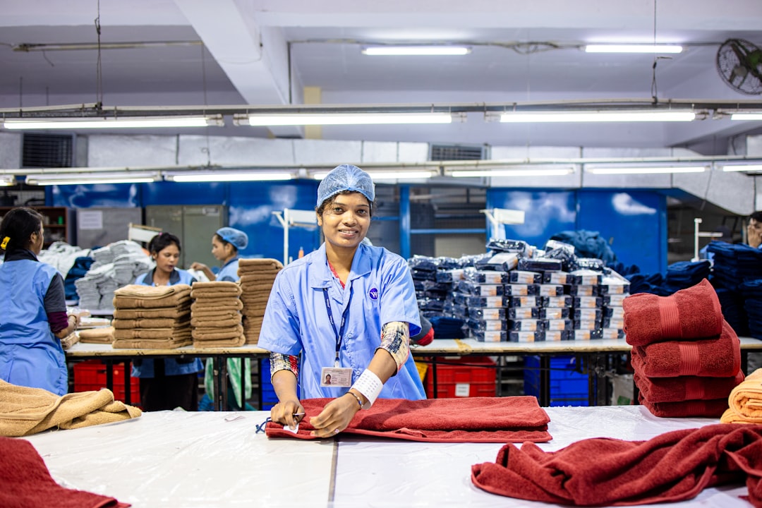 Un emprendedor de origen indio revisa muestras de telas antes de la temporada de compras festivas en una tienda de textiles de Singapur.