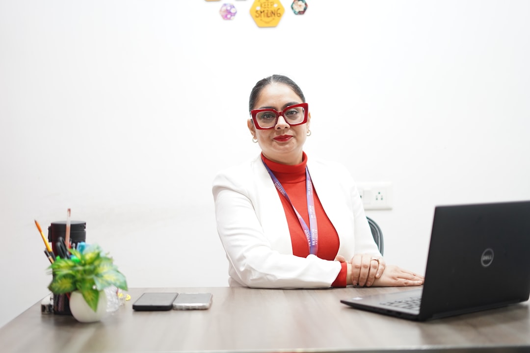 Une femme en Inde examine ses relevés de compte PPF à son bureau, planifiant sa stratégie d'épargne à long terme.