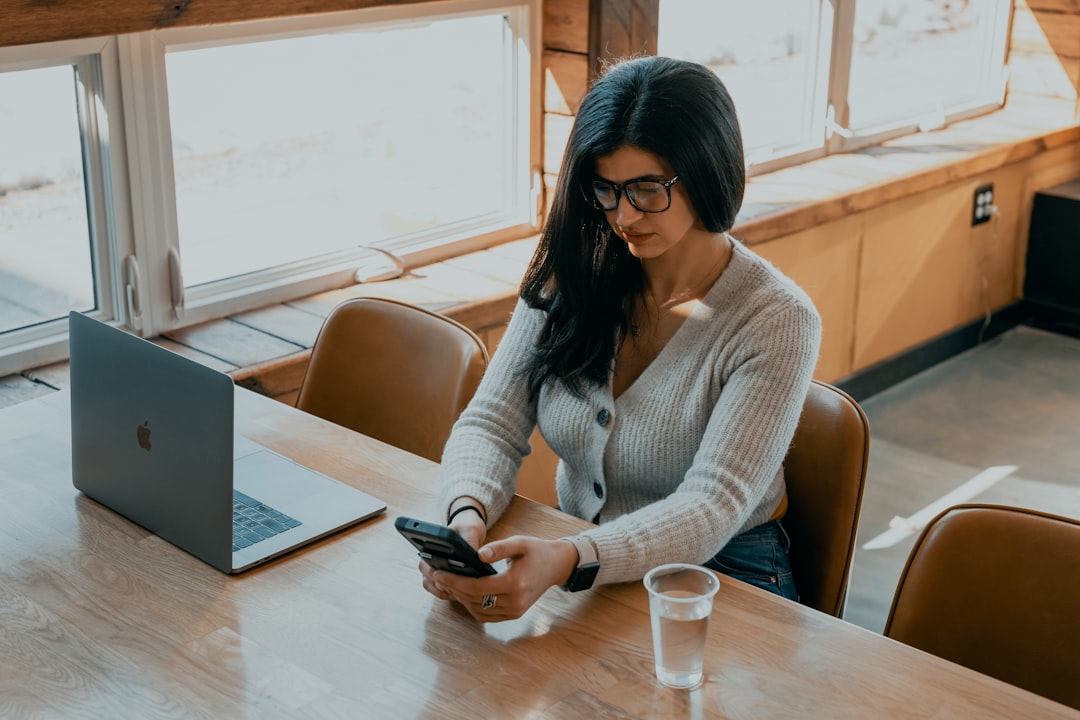 Une jeune femme professionnelle indienne examinant les SIP de fonds communs de placement sur son ordinateur portable à un bureau de bureau à domicile moderne