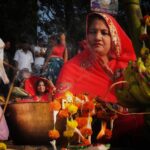 Una mujer devota participando en las celebraciones de Janmashtami en un templo iluminado en Mathura a medianoche