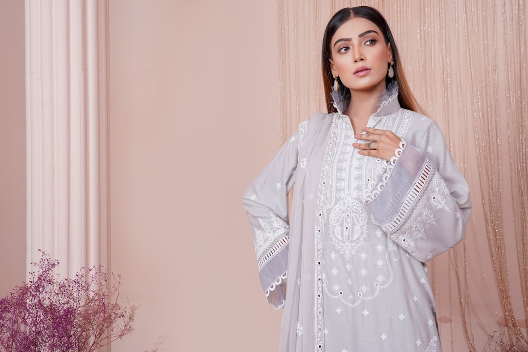 Une jeune femme indienne dans une kurti fluide marchant avec confiance, mettant en valeur des tenues de mousson pratiques et élégantes