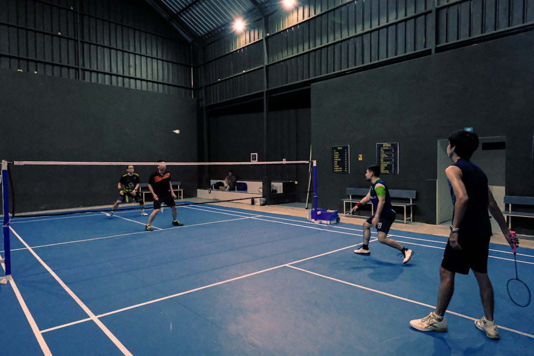 Un jugador de bádminton indio practica ejercicios de juego de pies en una cancha cubierta durante la fase de preparación de septiembre.