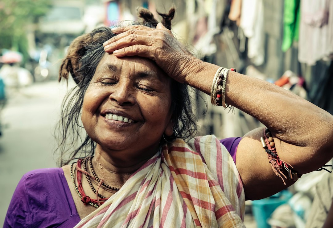 Una mujer india joven aplicándose pasta ubtan en el rostro como parte de su ritual tradicional de cuidado de la piel