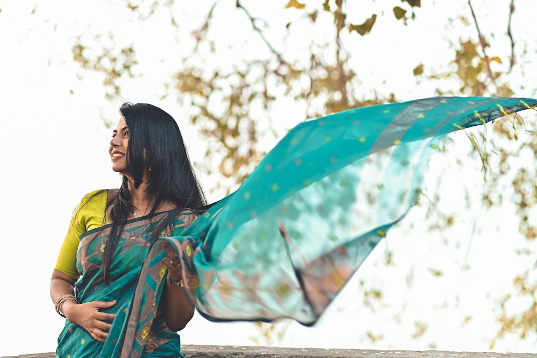 Una mujer cubriéndose con un saree de telar manual en casa como parte de su reinicio festivo antes de la temporada de celebraciones en India