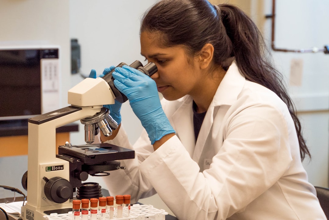 Una científica de origen indio revisa datos en un laboratorio de la NASA, lo que representa el creciente papel de los científicos indios.