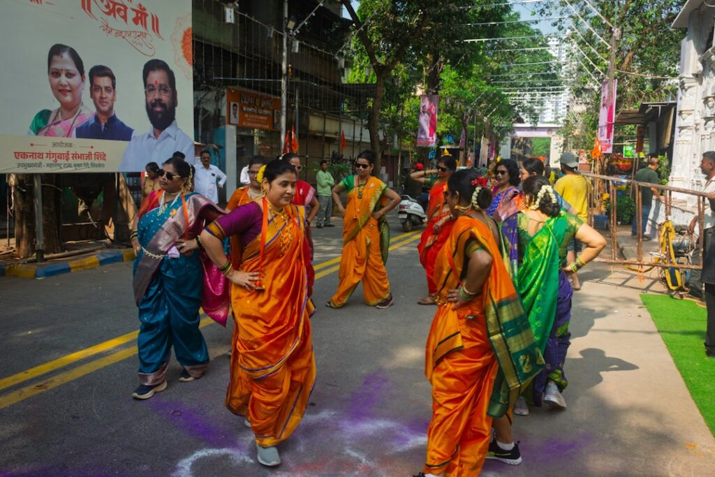 Mujeres con chaniya-choli bordado girando durante las celebraciones de Navratri en una noche comunitaria de Garba