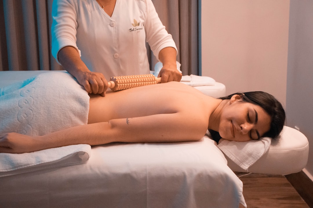 Un terapeuta realiza un tratamiento tradicional de Shirodhara a un huésped en uno de los retiros patrimoniales de Kerala durante la temporada de Onam