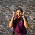 Una vocalista actuando música carnática en el escenario de una sala de conciertos del sur de India