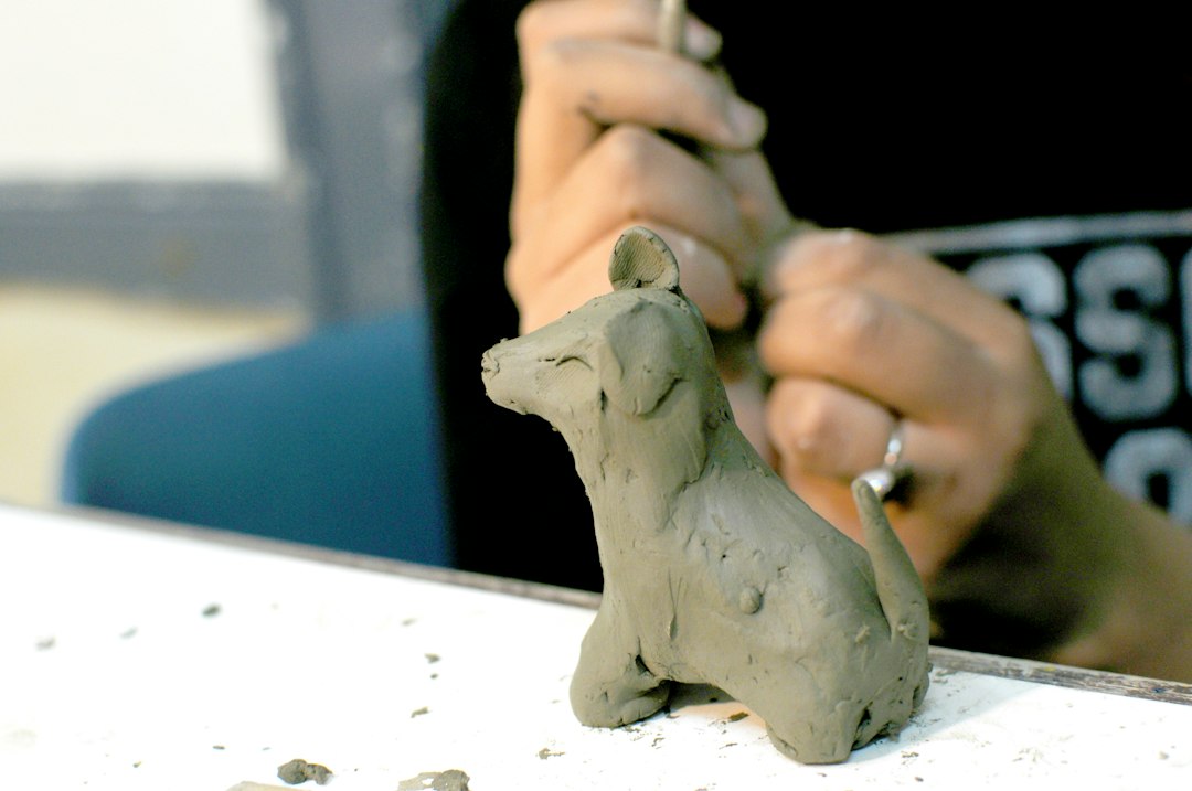 Artesano dando forma a un caballo de terracota de Bengala en el taller de Panchmura