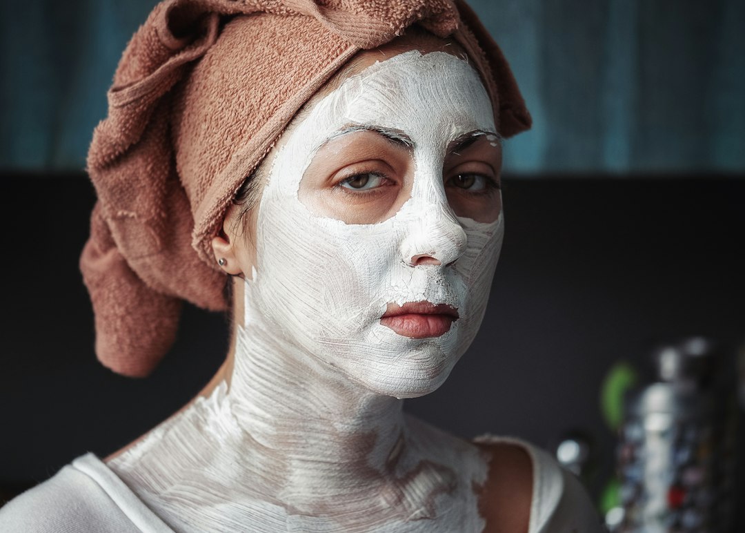 Mulher aplicando uma máscara facial de multani mitti em casa